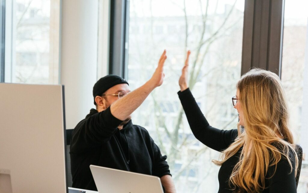 guter Kundenservice - High five der Mitarbeitenden im Callcenter