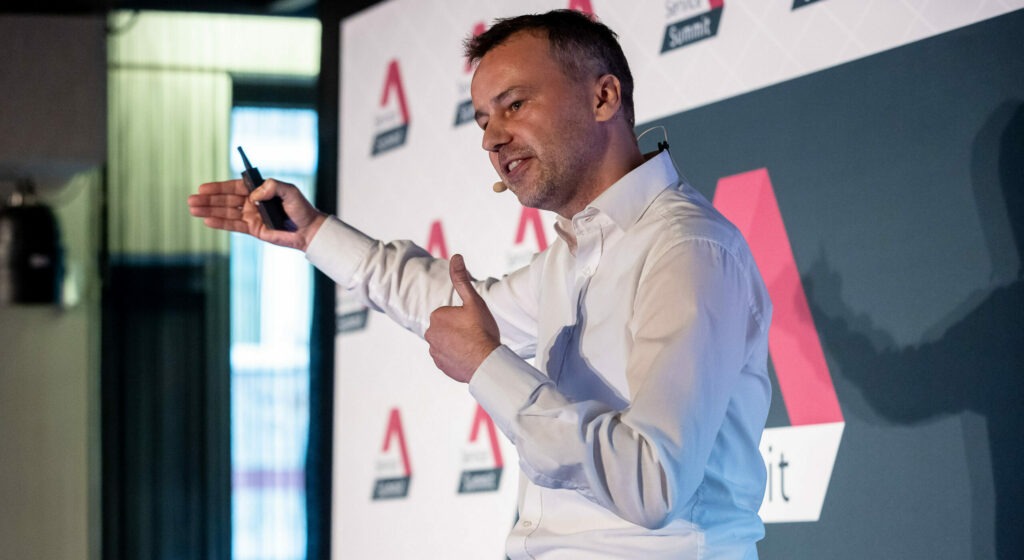 Dr. Alexander Schagen auf der Bühne bei der Service Summit